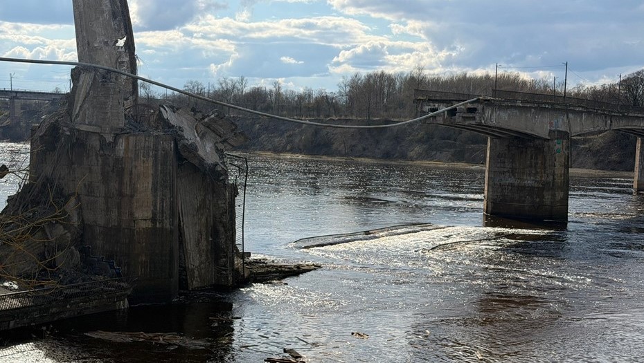 Последствия обрушения пешеходного моста в городе Волхов.