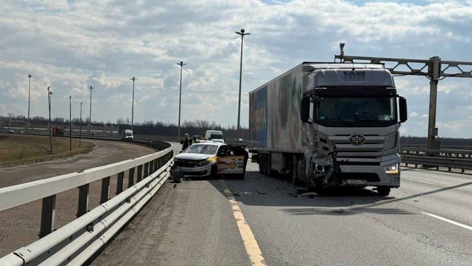 ДТП с фурой и машиной такси произошло перед съездом с ЗСД на КАД