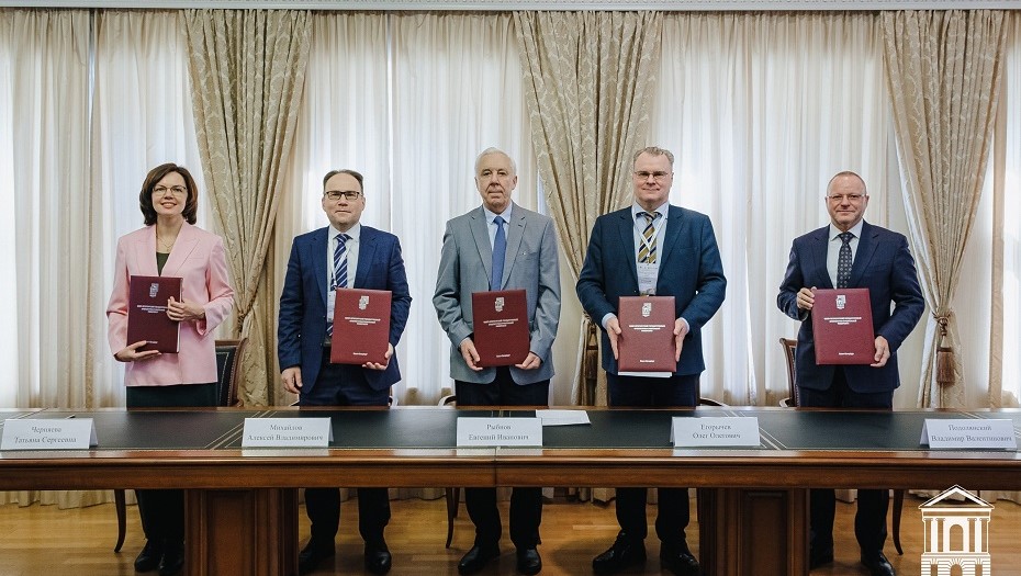 Председатель НП "Российская ассоциация реставраторов" Татьяна Черняева, глава КГИОП Алексей Михайлов, ректор СПбГАСУ Евгений Рыбнов, директор программ по развитию взаимодействия с образовательными и научными организациями ООО "Нанософт разработка" Олег Егорычев и генеральный директор АО "Визардсофт" Владимир Подолянский