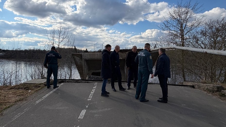 Последствия обрушения пешеходного моста в городе Волхов.