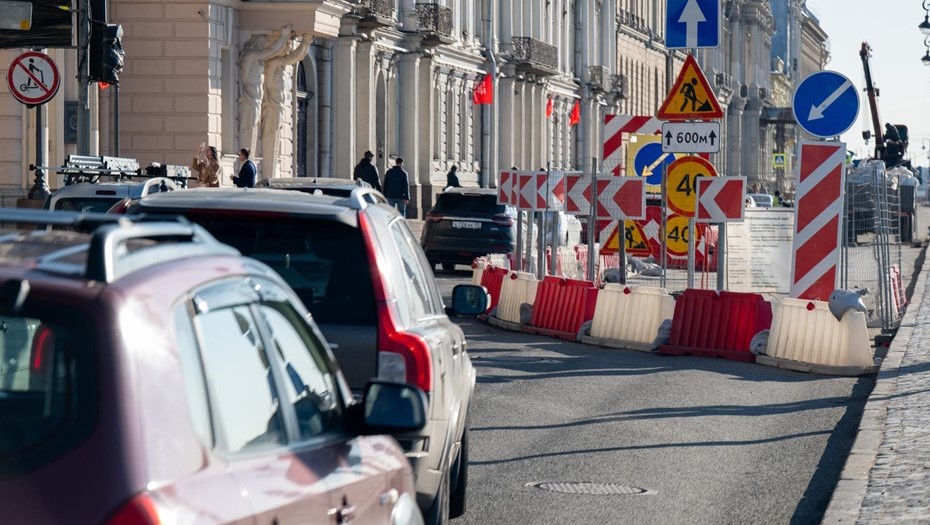 Ремонт Дворцовой набережной. Автомобили объезжают строительные ограждения.