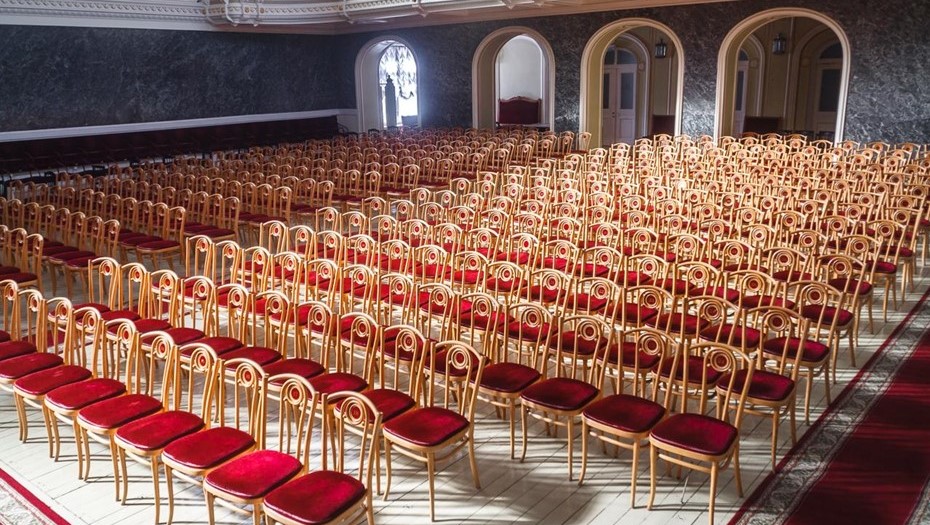 В Капелле Петербурга отреставрируют более 400 исторических венских стульев