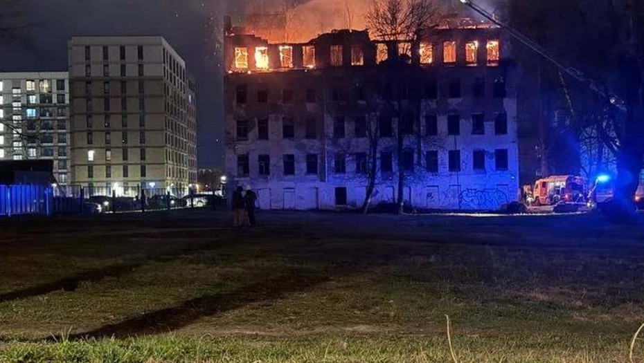 Огонь охватил 300 м2 в заброшенном здании на проспекте Обуховской обороны
