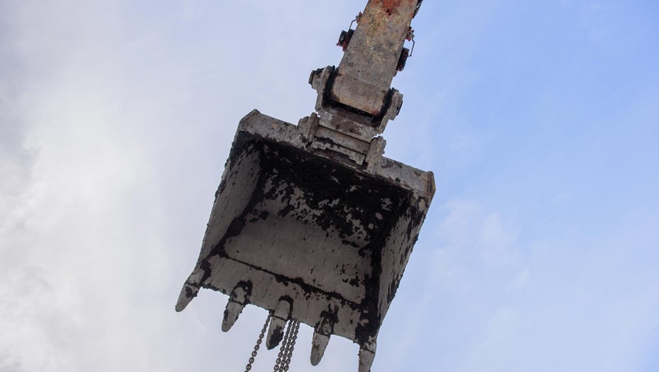 Эстонцы начали рыть 20-километровый ров на границе с Псковской областью РФ. Эстонцы начали рыть 20-километровый ров на границе с Псковской областью РФ.