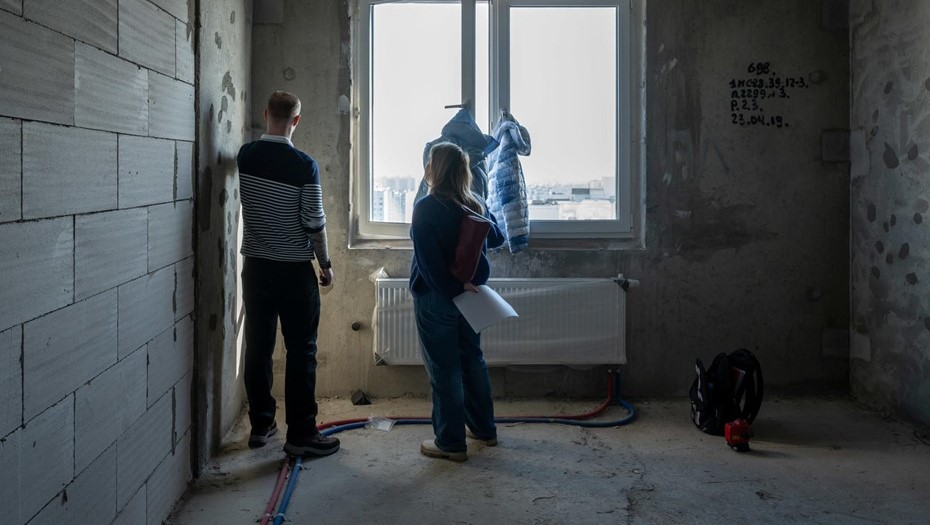 Заказчик и подрядчик обсуждают ремонт в новой квартире.