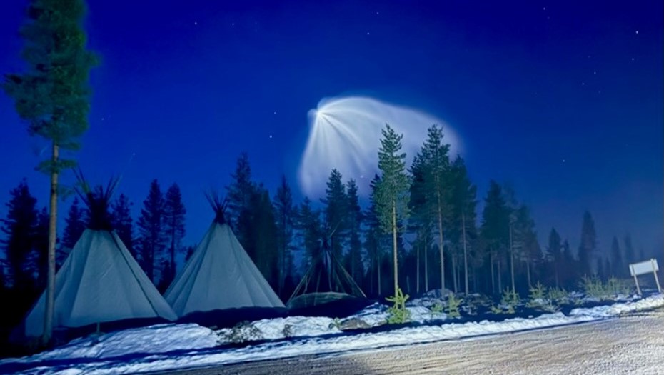 Световой след от российской ракеты-носителя в небе над Юлиторнио, Финляндия.