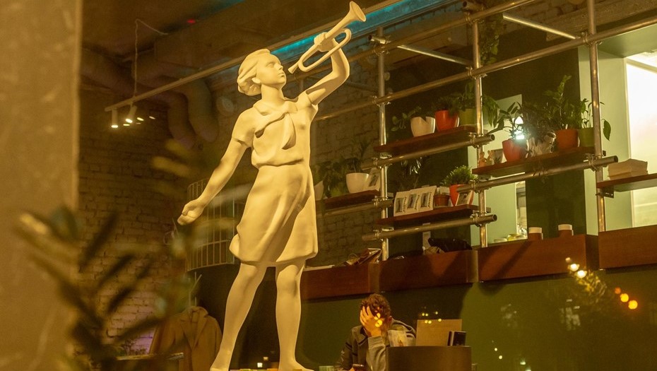 Посетитель за столиком ресторана в Петербурге.