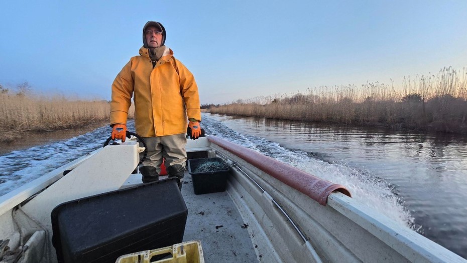 Эстонский рыбак Тамбет Олл во время работы