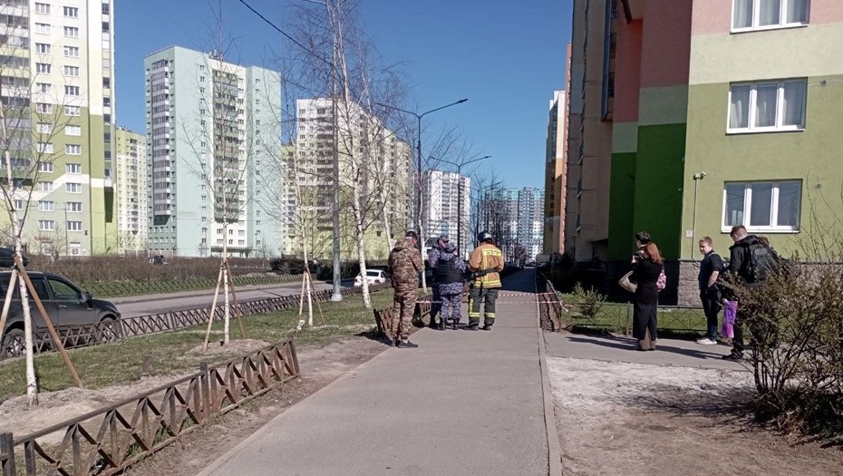 Работа силовиков на месте падения дрона в Петербурге 20 апреля 2026 года 