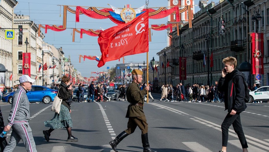 Горожане и гости города на Дворцовой площади 9 Мая.