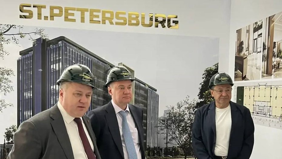 Делегация из Петербурга на строительной площадке торгового дома "Санкт-Петербург" в Ташкенте.