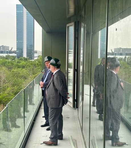 Делегация из Петербурга на строительной площадке торгового дома "Санкт-Петербург" в Ташкенте.