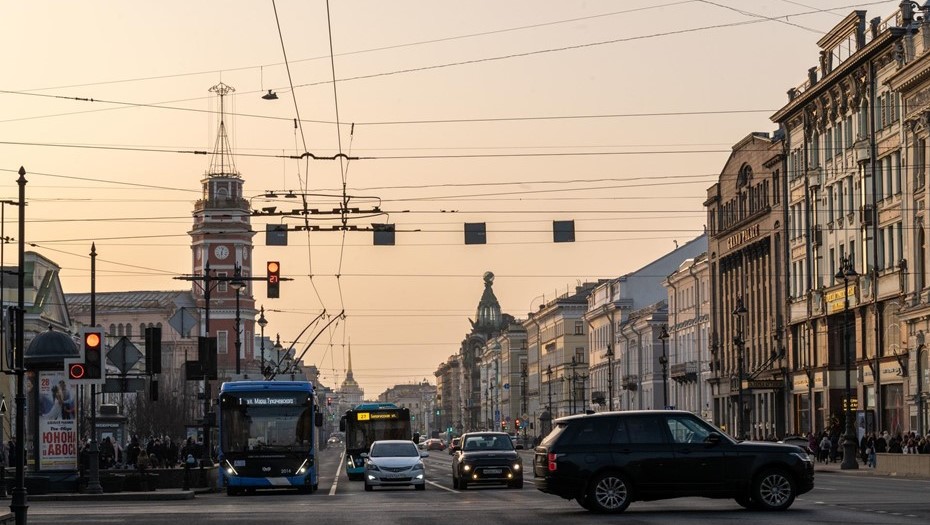 Перспектива Невского проспекта. Поток транспорта едет по городской магистрали в вечерний час пик.
