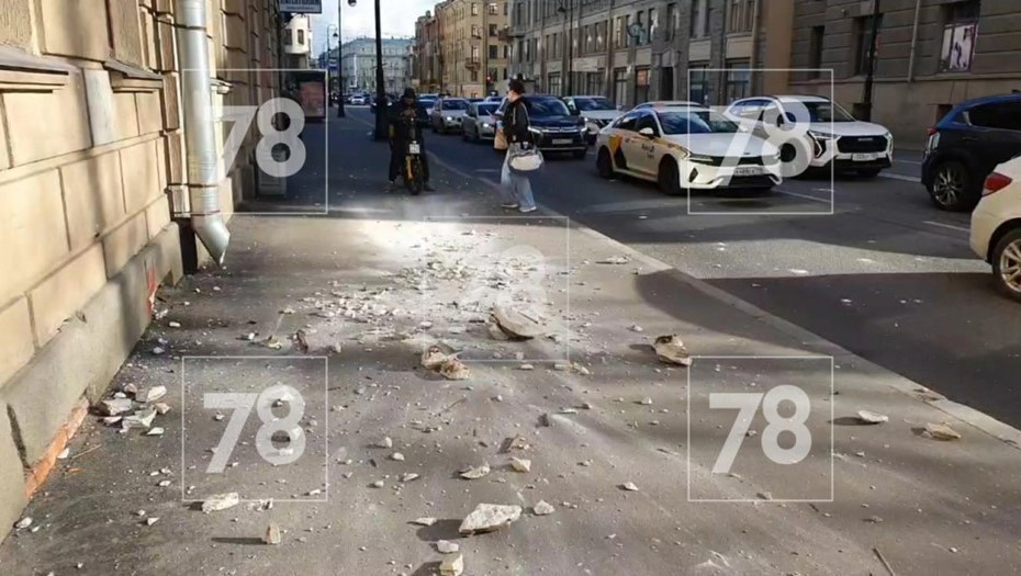 Кусок лепнины упал на тротуар Каменноостровского проспекта