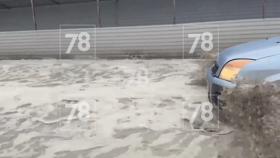 Дорогу у стройплощадки "Каменки" затопило 26 апреля