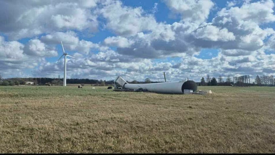 Ветер обрушил ветрогенератор в Латвии.