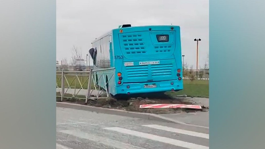 Пробивший ограждение автобус на Васильевском острове.