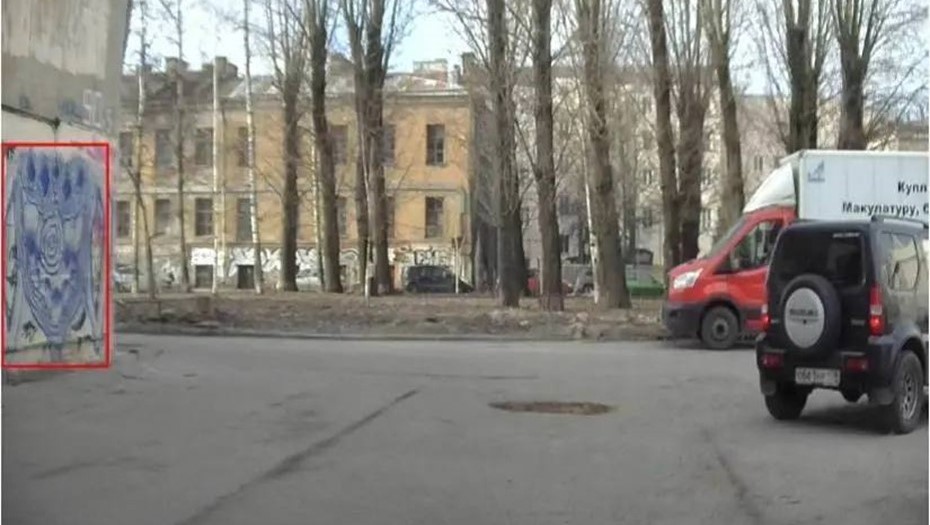 Незаконное граффити на стене дома в Петербурге, зафиксированное ИИ-камерой.