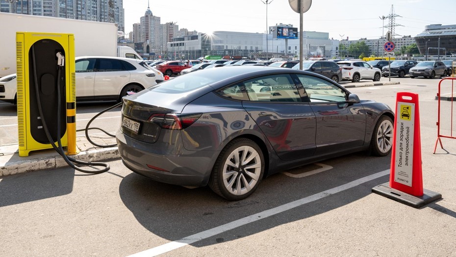 Электромобиль на парковке ТРЦ Сити Молл, оборудованной зарядным устройством. 