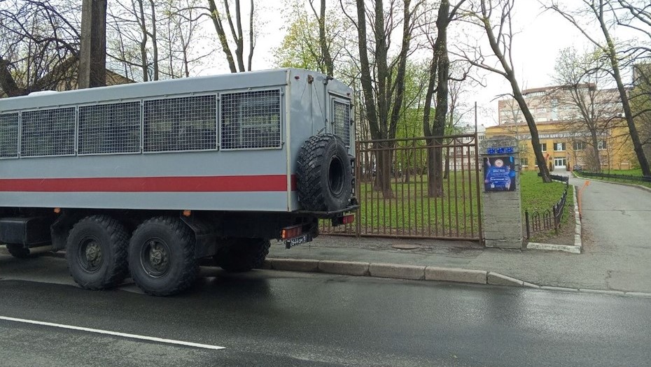 Грузовой автомобиль Росгвардии во время обысков в стрелково-спортивном центре ДОСААФ на Аптекарском проспекте.