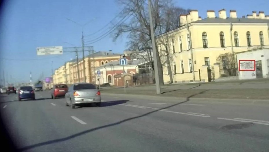 Незаконное граффити на стене дома в Петербурге, зафиксированное ИИ-камерой.