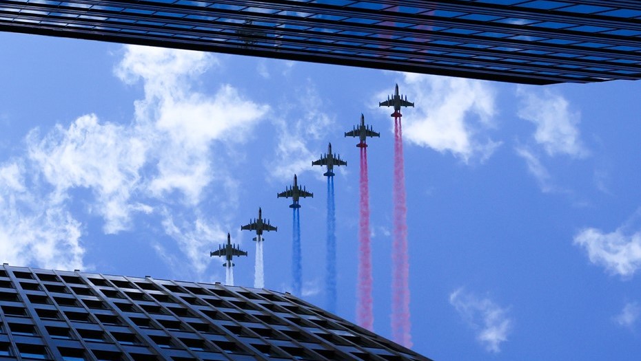 Штурмовики Су-25 во время воздушной части парада, посвященного 80-й годовщине Победы в Великой Отечественной войне.
