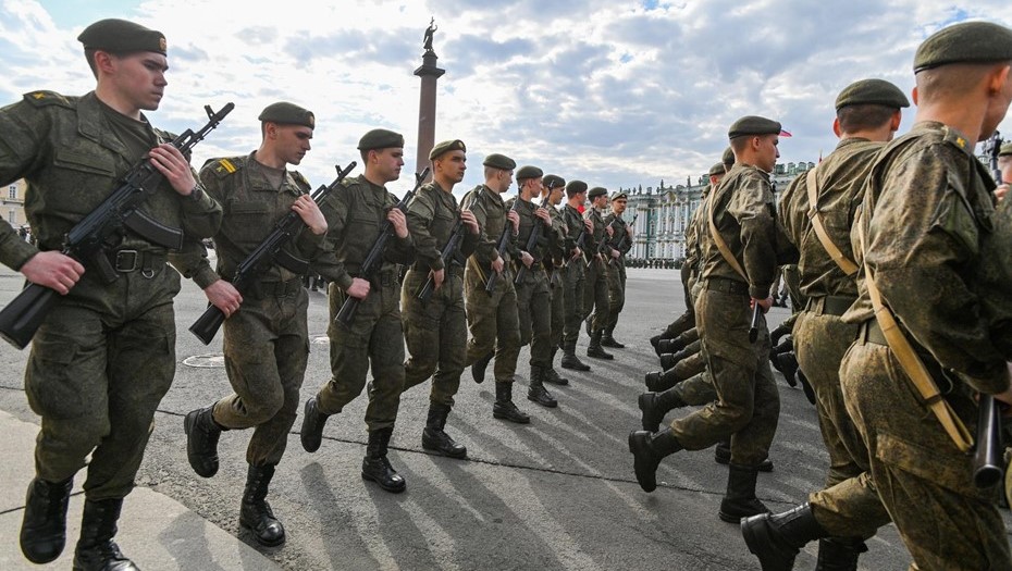 Репетиция парада к 9 мая на Дворцовой площади.