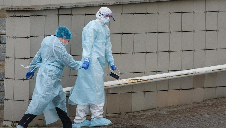 Дезинфекция машин скорой помощи у приемного отделения Медицинского центра им. В.А.Алмазова.