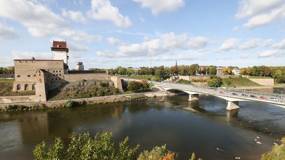 Ивангород. Вид на Нарвскую крепость и мост через реку Нарва, соединяющий Россию с Эстонией.
