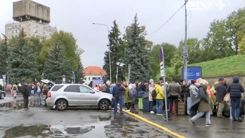 Очередь к эстонско-российской границе. Нарва, Эстония. Снимок с видео.