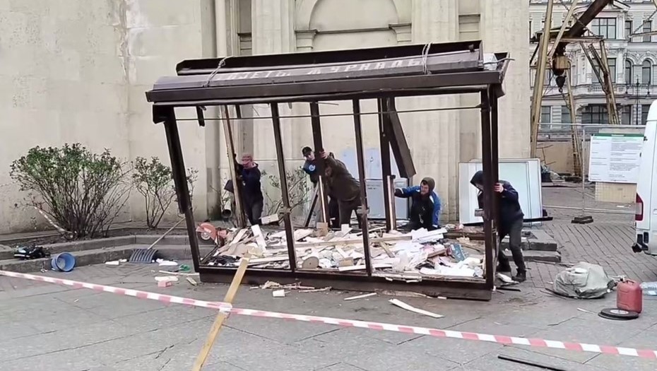 Демонтаж незаконного торгового киоска у метро "Площадь Восстания".