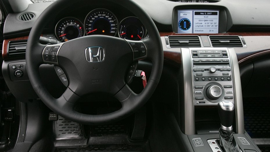 Салон автомобиля Honda Legend. 