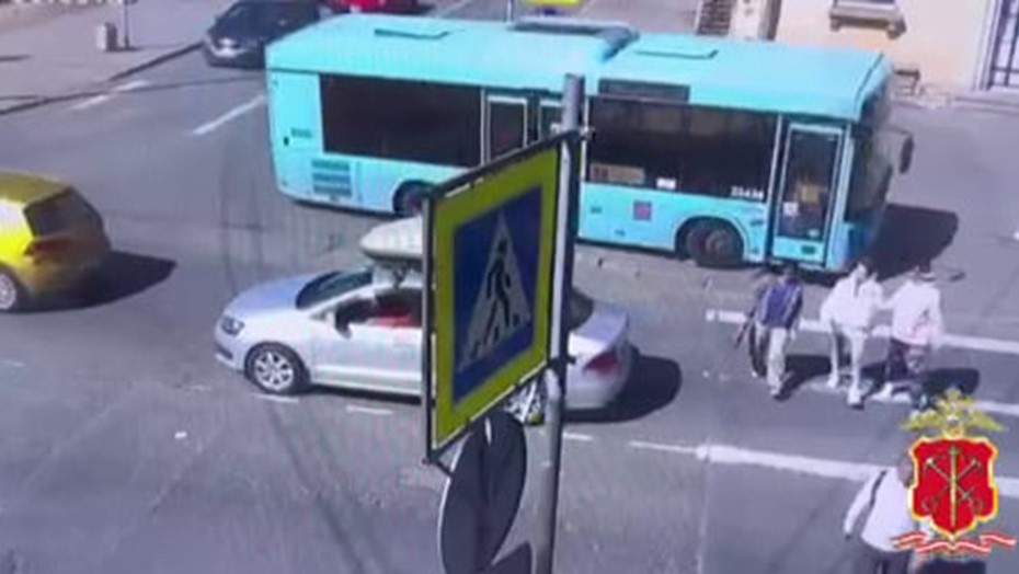 ДТП с въехавшим в стену дома автобусом в Выборгском районе Петербурга.