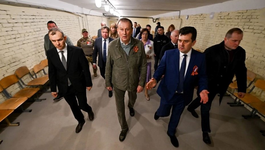 Александр Дрозденко (в центре) проверяет обустройство убежища в подвале школы в Кировске.
