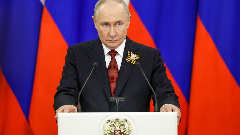 Президент РФ Владимир Путин во время пресс-подхода в Кремле 9 мая.
