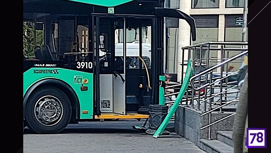 ДТП с участием рейсового автобуса в центре Петербурга.