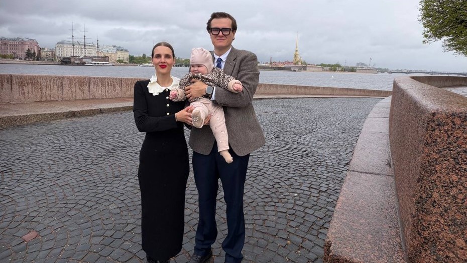 Зампредседателя петербургского отделения партии "Яблоко" Дмитрий Анисимов вместе с семьёй.