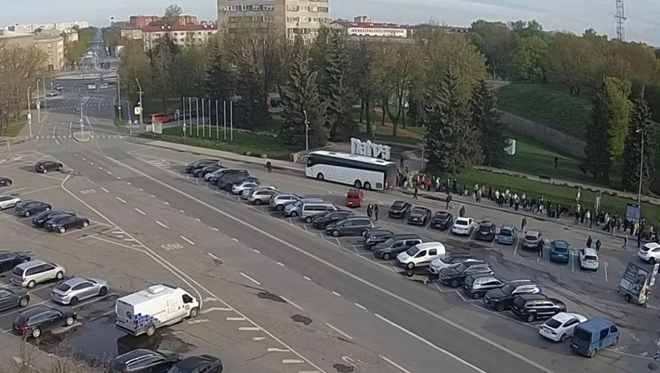 Петровская площадь Нарвы, 15 мая 2026 года, 6:45. Скриншот трансляции с веб-камеры.