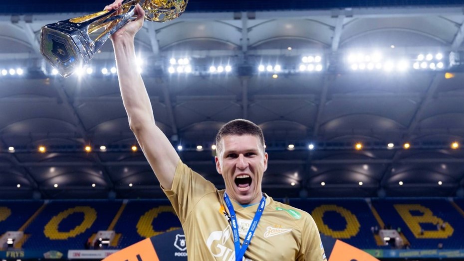 Нападающий "Зенита" Александр Соболев с чемпионским кубком.