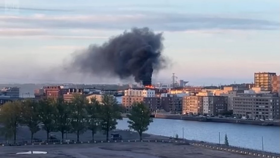 Пожар в Хельсинки возник вечером 23 мая 2026 года. Снимок с видео.