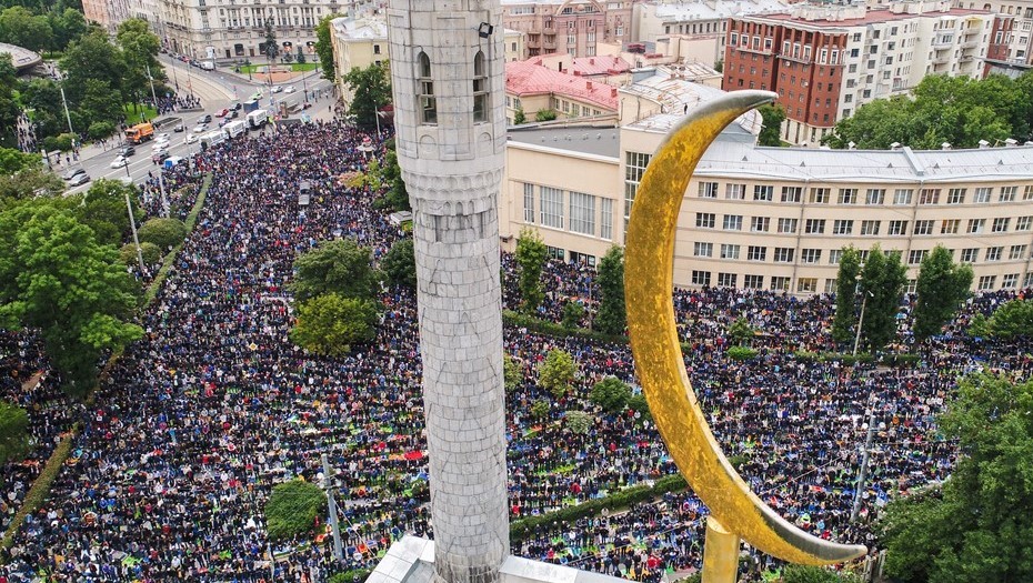 Мусульмане в день праздника Курбан-байрам у Соборной мечети в Петербурге. Мусульмане в день праздника Курбан-байрам у Соборной мечети в Петербурге.