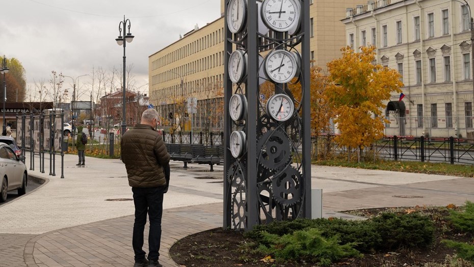 Арт-объект "уличные часы" в Петербурге. Арт-объект "уличные часы" в Петербурге.