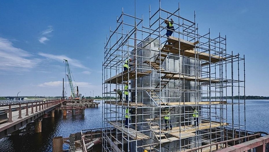 186 опор будущего моста ВСМ Москва - Петербург устанавливают в пойме реки Шоши 186 опор будущего моста ВСМ Москва - Петербург устанавливают в пойме реки Шоши