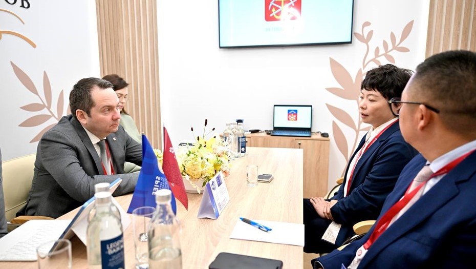 Встреча Андрея Чибиса с представителями компании NewNew Shipping Line на ПМЭФ 3 июня