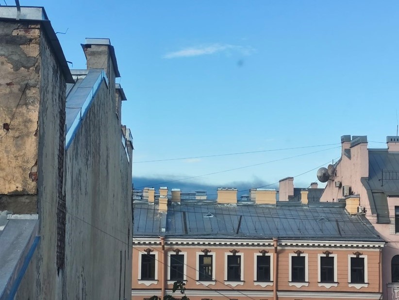 Дым над городом от пожара в заливе также виден и в центре города, в районе Советских улиц