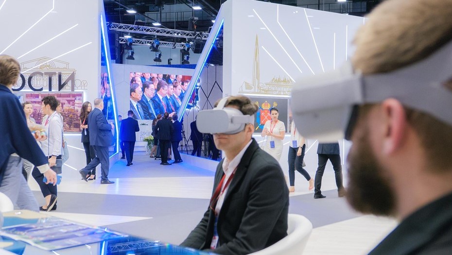 Роспотребнадзор открыл на ПМЭФ зону с тренажёрами и VR-очками