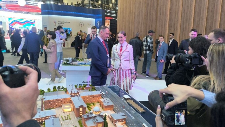 Ксения Собчак и Сергей Ярошенко у макета "Крестов" на ПМЭФ-2026