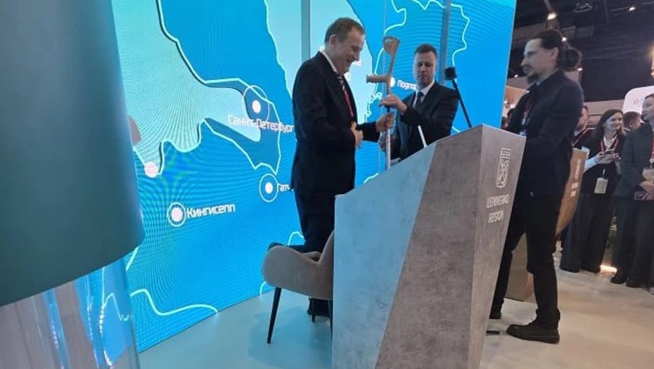 Губернатор Ленобласти Дрозденко прибыл на ПМЭФ-2026 на костылях 