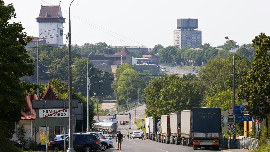 Вид на Эстонию и Нарву из российского Ивангорода.