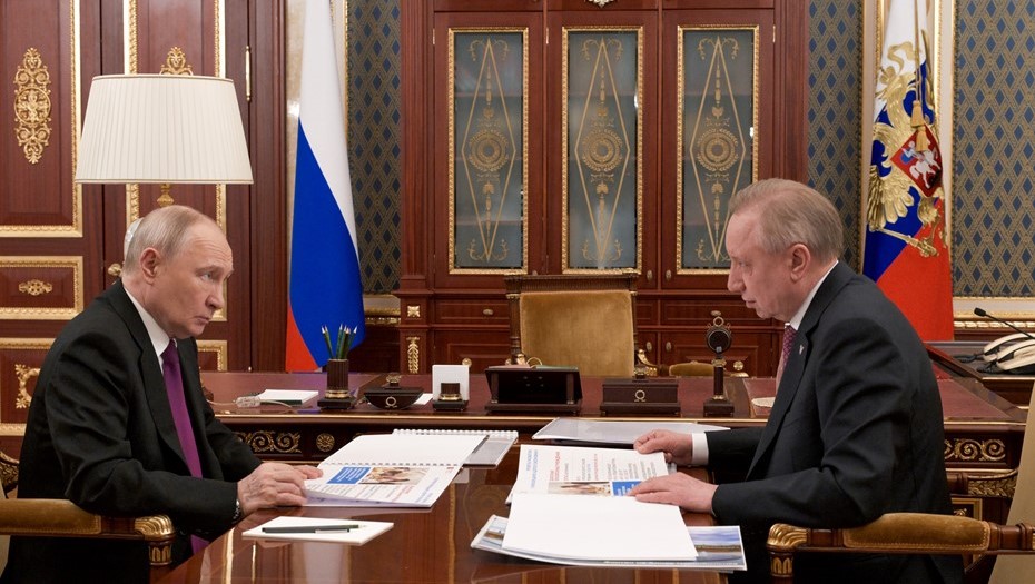 Россия. Санкт-Петербург. Президент РФ Владимир Путин и губернатор Санкт-Петербурга Александр Беглов (слева направо) во время встречи.